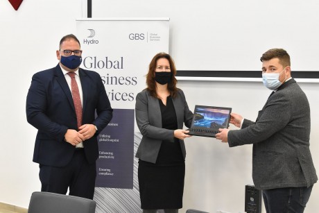 Laptopokat adományozott rászoruló családoknak a Hydro Székesfehérváron